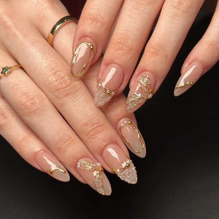 Das Bild zeigt kunstvoll gestaltete Fingernägel mit langen