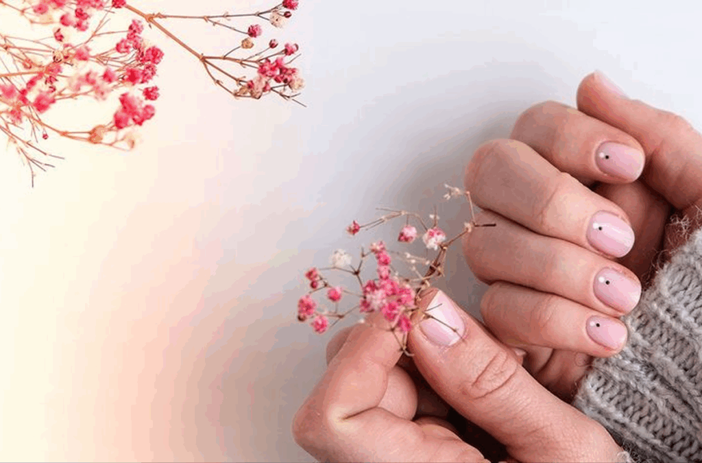 Detaillierte-Bewertung-der-Haltbarkeit-der-Nageldesign-Trends-2025