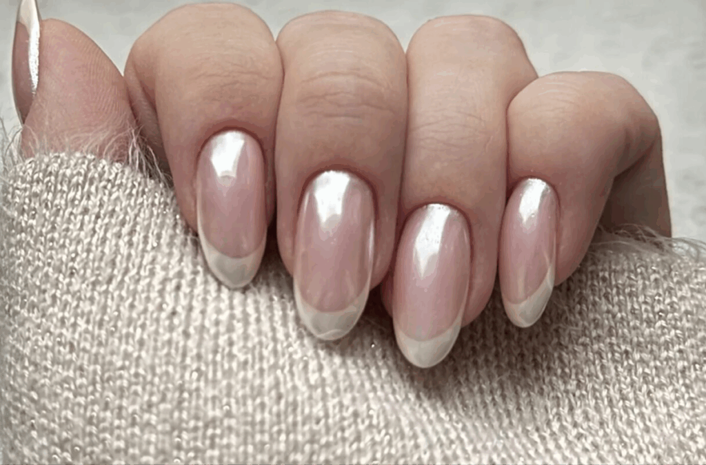 Klassische-Ikone-des-French-Nail-Style-im-modernen-Stil-neu-interpretiert