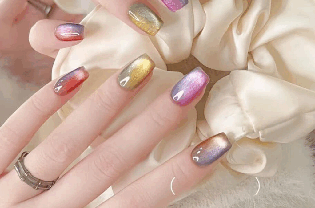 Knallige Neonfarben für die Strandparty – Sommernägel 2025
