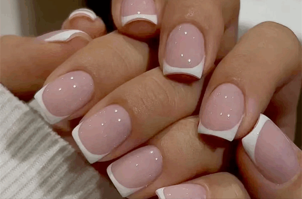 Kurze-French-Nails-mit-Design französisches Nageldesign
