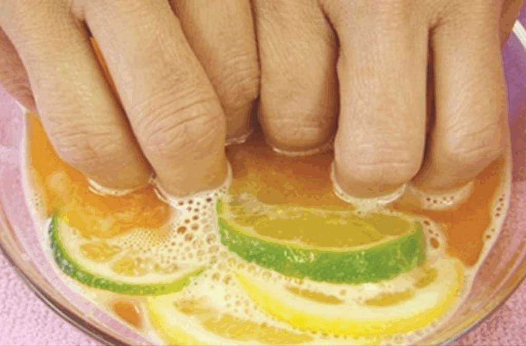 Nagelpflege-Hausmittel-mit-Zitronensaft-für-schnelleres-Nagelwachstum