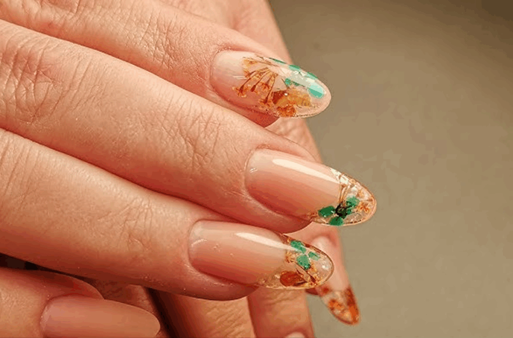 Transparente-Nägel-mit-getrockneten-Blumen