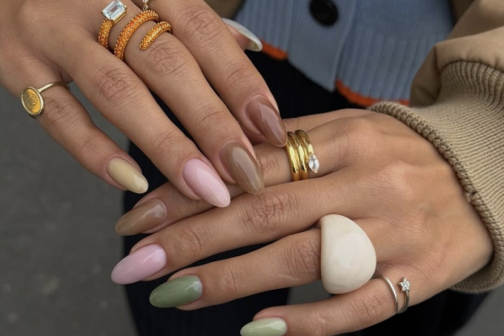 modernes nageldesign 2026 auf der hand