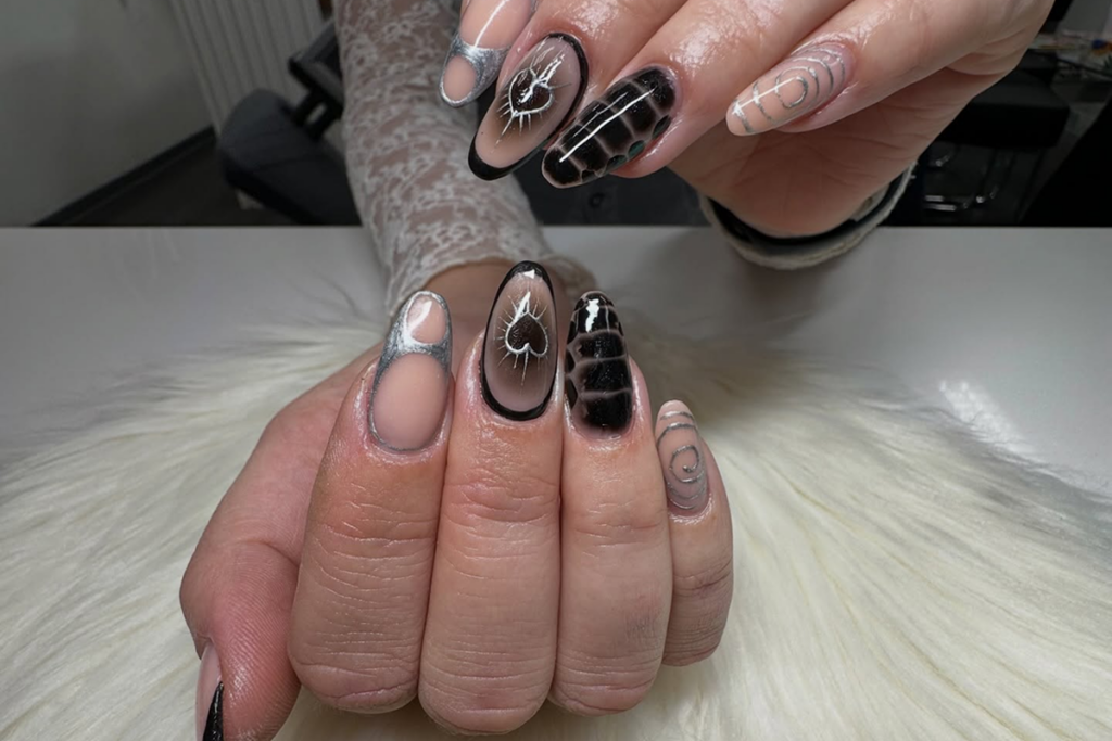 modernes nageldesign 2026 auf der hand