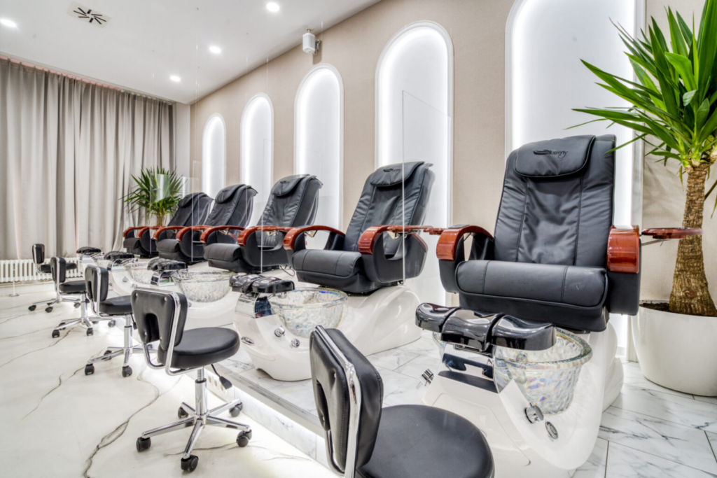 Das moderne Ambiente des Angel Nails Nagelstudios.