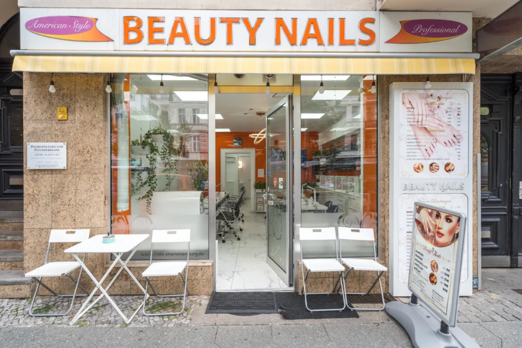 Das nagelstudio zeichnet sich durch einen professionellen, modernen und sauberen Stil aus.