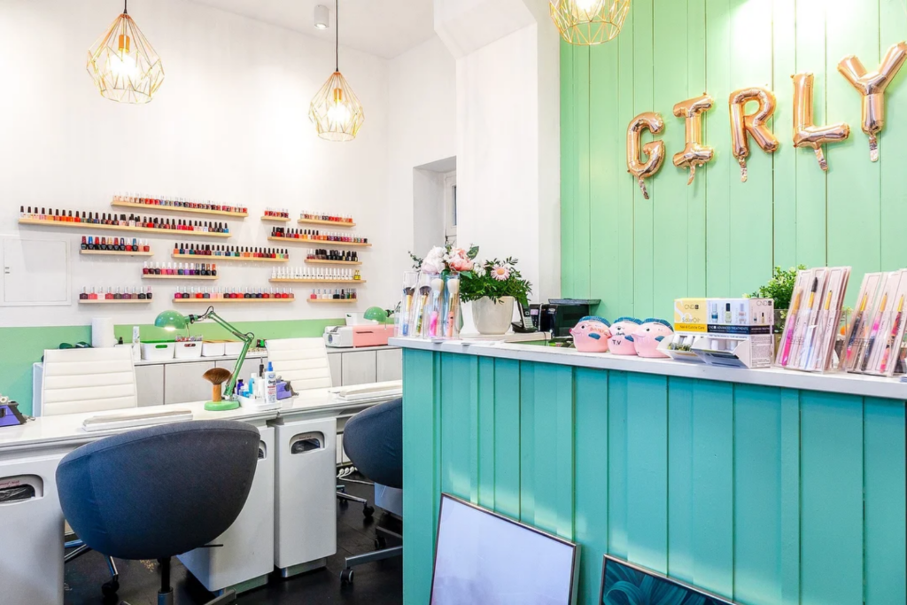Die Girly Beauty Lounge überzeugt Kundinnen durch ihren warmen, femininen und einladenden Stil.