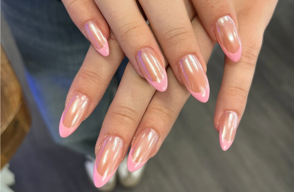 Gepflegte Fingernägel in zartem Nude-Ton auf einer hellen Oberfläche