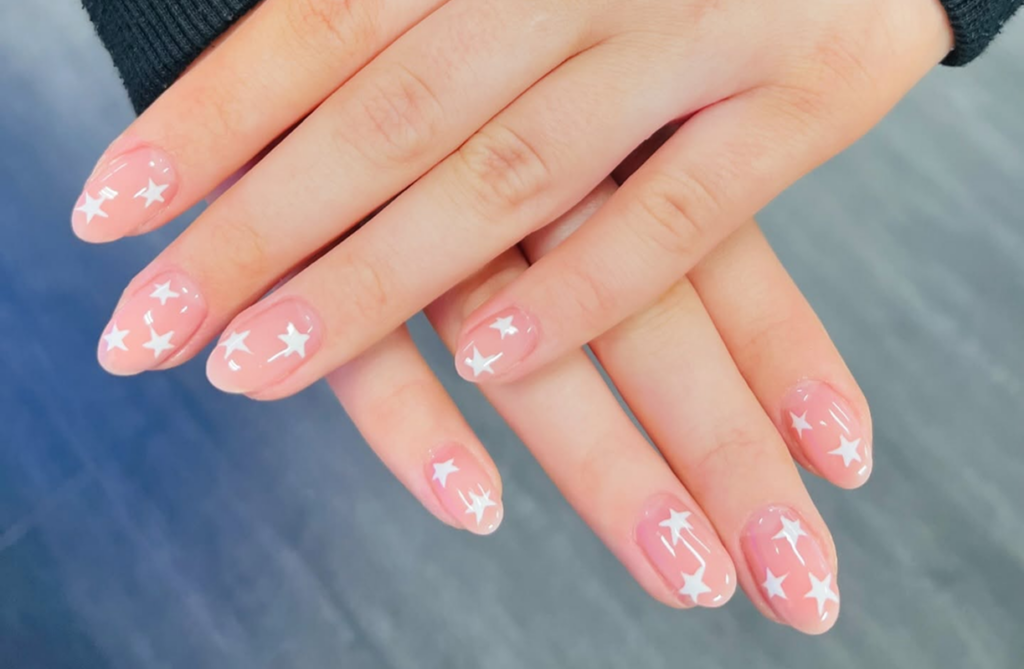 Kurze Squoval-Nägel für einen praktischen und sauberen Alltag-Look