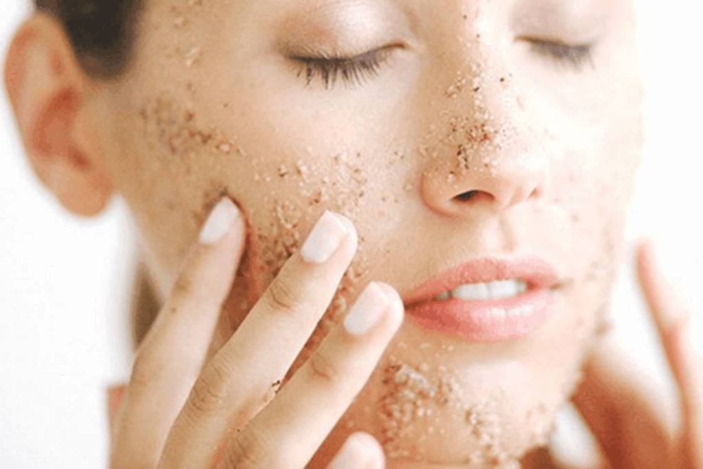 Das Peeling hilft, abgestorbene Hautzellen zu entfernen und unterstützt dabei, die tägliche Gesichtspflege effektiver zu gestalten.