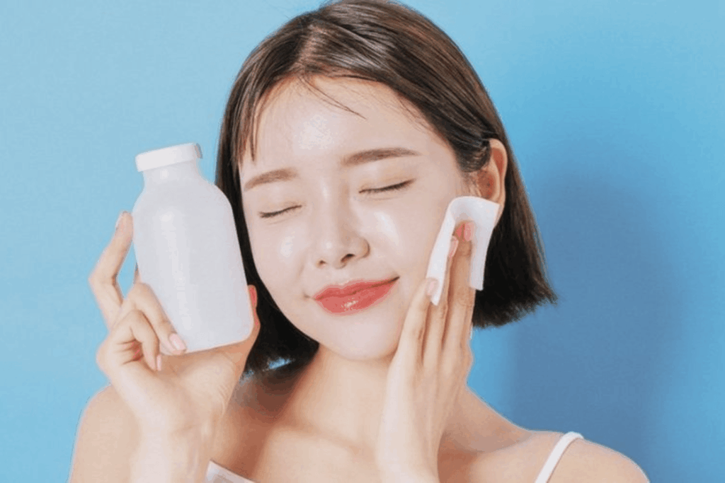 Die Make-up-Entfernung ist ein wichtiger Schritt der täglichen Gesichtspflege und hilft, Schmutz sowie überschüssigen Talg von der Haut zu entfernen.