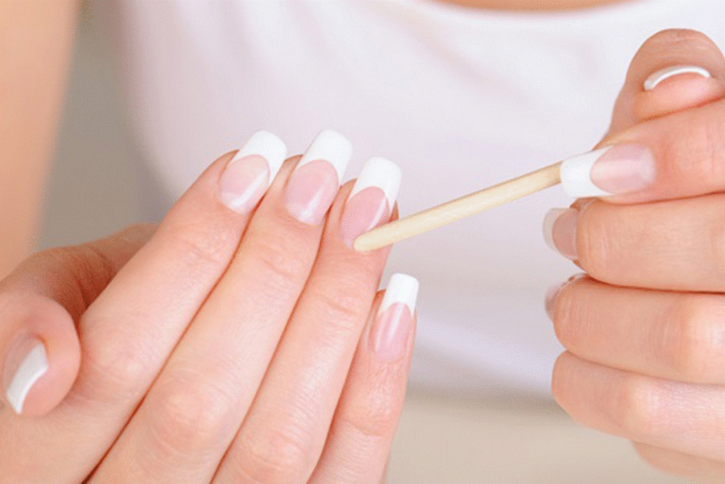 MILANO Nails Team bei der präzisen Arbeit an einer natürlichen Maniküre
