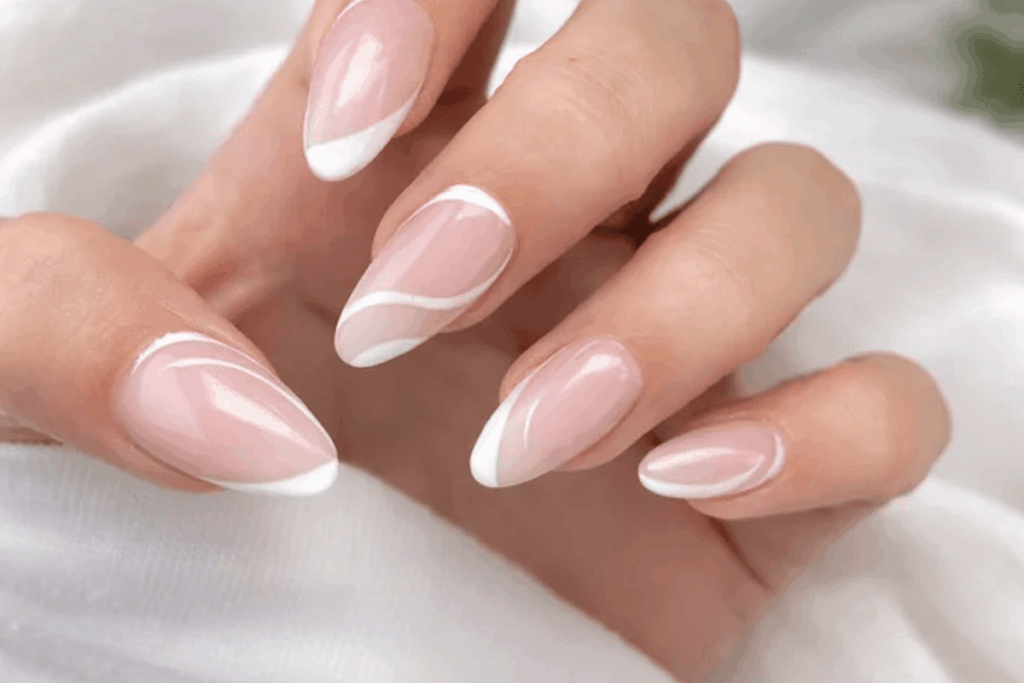 Auftragen von transparentem Nagellack für ein natürliches Gloss-Finish