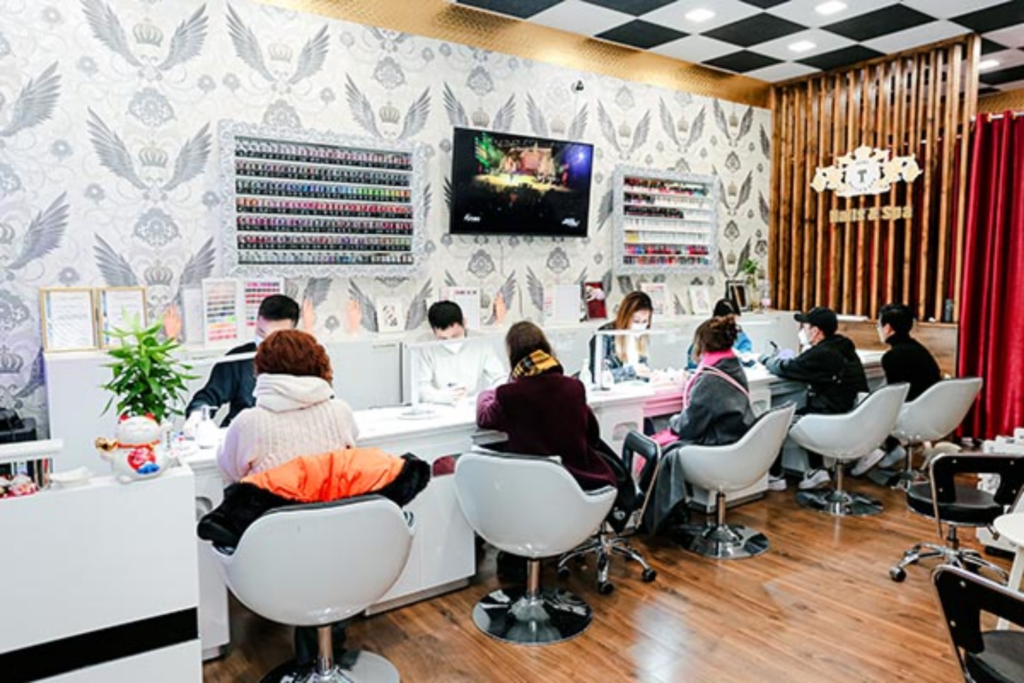 Kundinnen und Kunden erleben eine hochwertige Nagelpflege mit einem fairen Preis-Leistungs-Verhältnis.