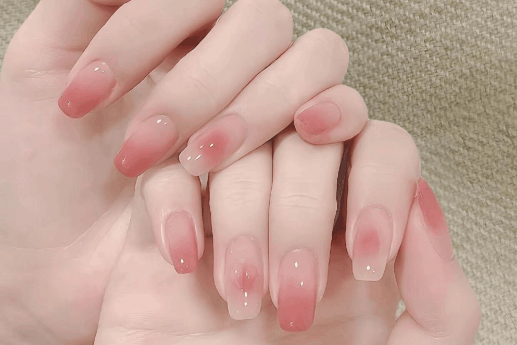 Dieser Nagelstil erzeugt einen sanften Farbverlauf und verleiht ein elegantes sowie modernes Erscheinungsbild.